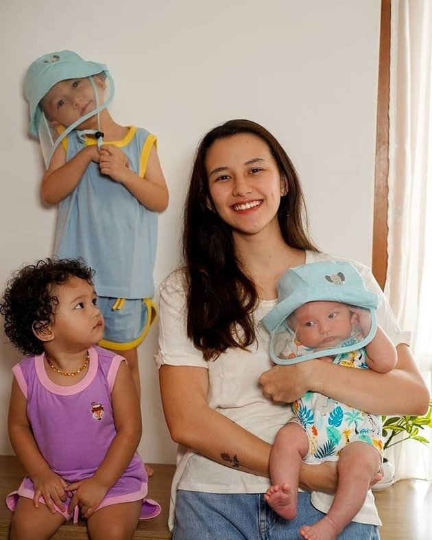 8 Portraits of Dahlia Poland When Taking Care of Her 3 Children, Becoming a Super Mom Despite Being 24 Years Old