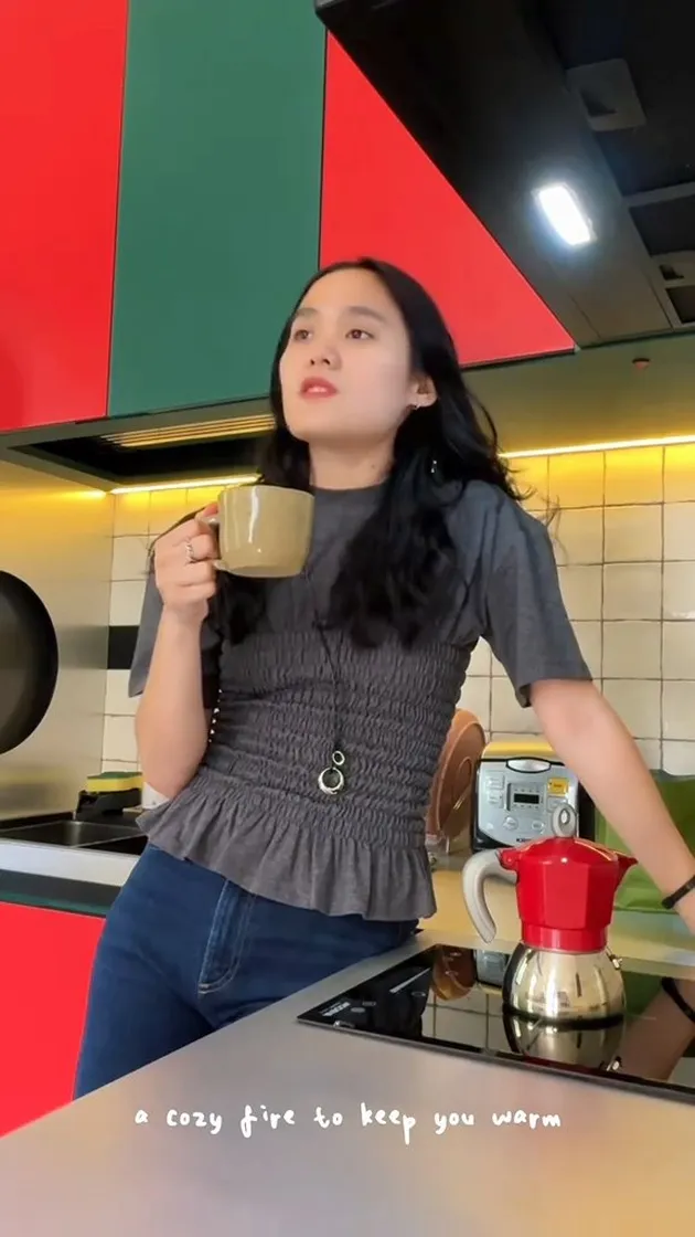Sheryl Sheinafia saat minum kopi di dapur
