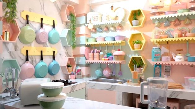 8 Pictures of Tasyi's Twin Kitchen, Cute with Pastel Theme & There's also a Mini Bar