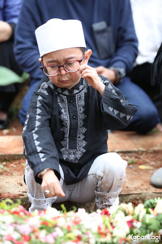 8 Potret Daus Mini at His Father's Funeral, Kneeling in Grief by the Grave