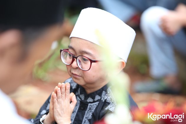 8 Potret Daus Mini at His Father's Funeral, Kneeling in Grief by the Grave