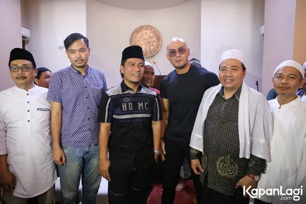 deddy corbuzier jumatan, deddy corbuzier mualaf, deddy corbuzier gus miftah