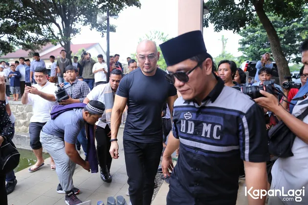 deddy corbuzier jumatan, deddy corbuzier mualaf, deddy corbuzier gus miftah