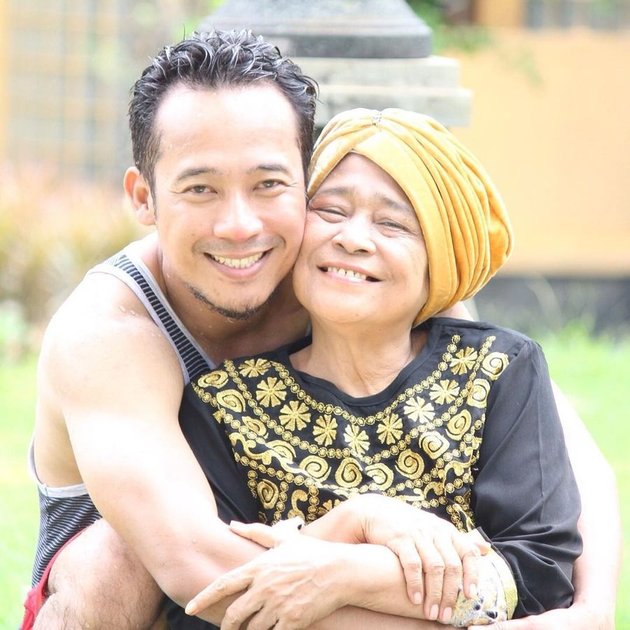 8 Portraits of Denny Cagur Uploads Photo with Late Mother and Beloved Father, Embracing Longing with a Happy Smile - Can Only Pray