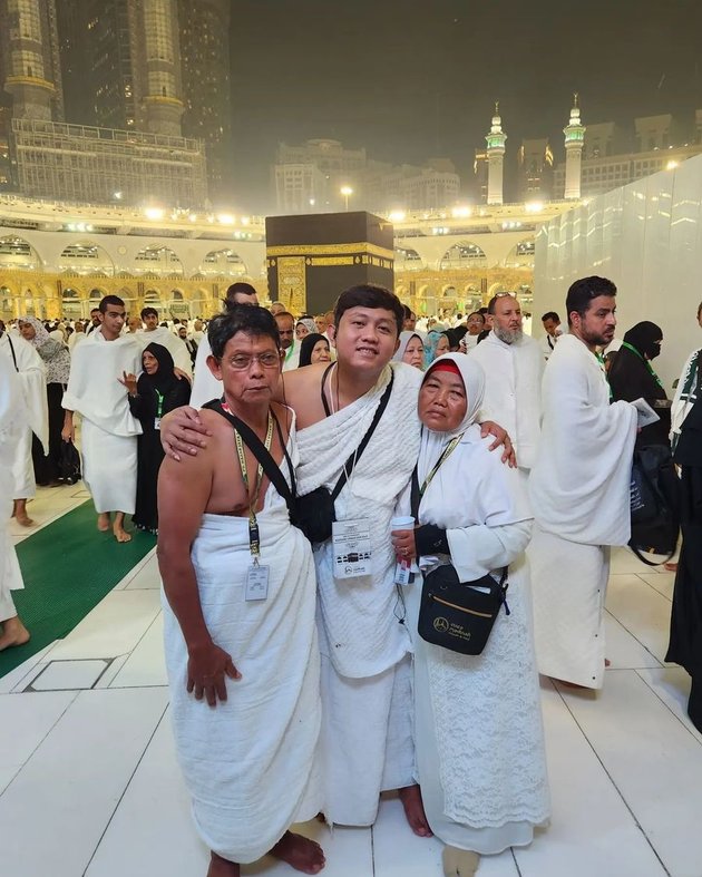 8 Portraits of Denny Caknan Performing Umrah with Family, Netizens Send Prayers for a Reunion with Happy Asmara
