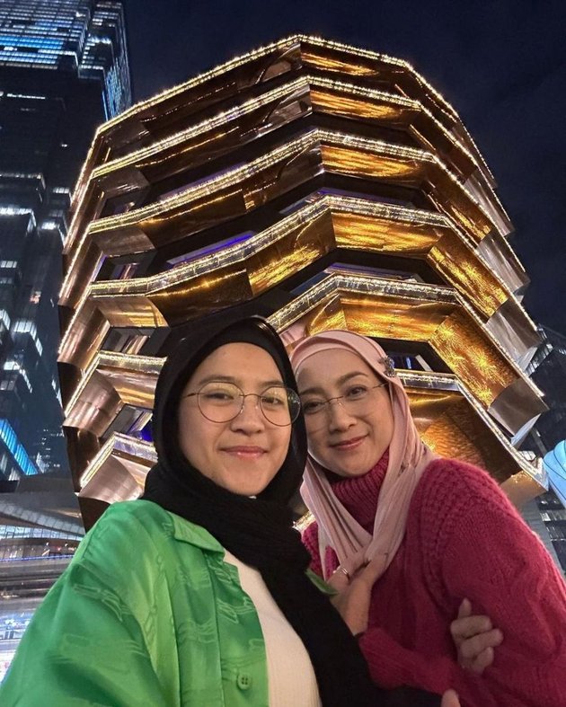 Seperti inilah potret Desy Ratnasari dan Nasywa saat menikmati suasana malam di New York yang cukup dingin.