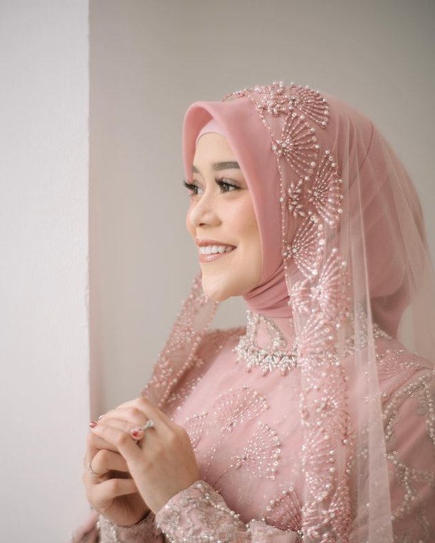 8 Portraits of Lesti's Detailed Kebaya at the Pre-Wedding Religious Event, Beautiful Pink Nuance - Elegant and Classy