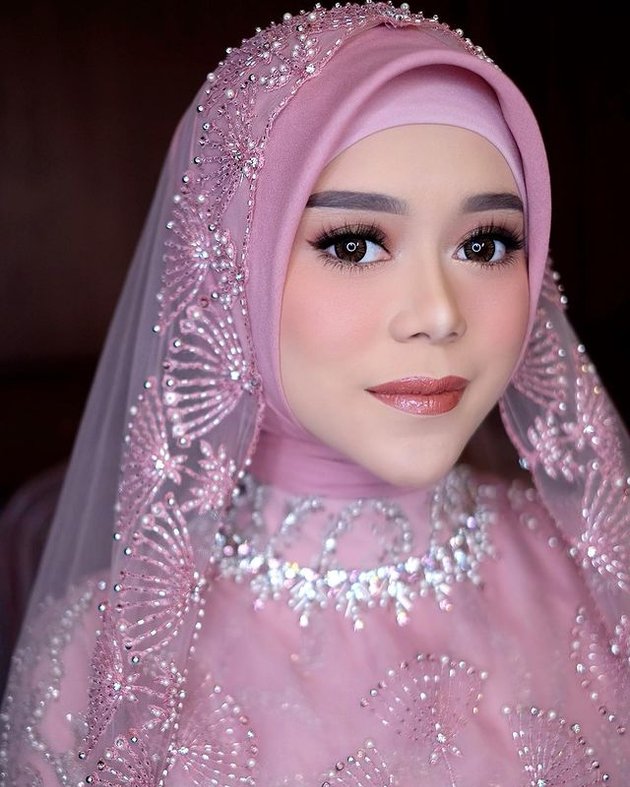 8 Portraits of Lesti's Detailed Kebaya at the Pre-Wedding Religious Event, Beautiful Pink Nuance - Elegant and Classy