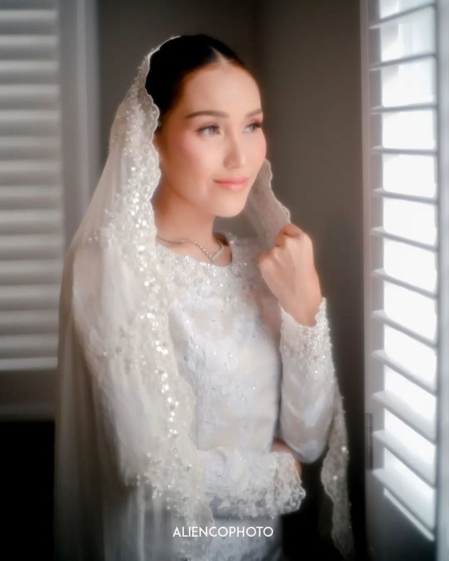 8 Portraits of Ayu Ting Ting's Detailed Appearance in the Engagement Procession, Already Emitting the Aura of a New Bride - Flawless Makeup Makes People Stunned