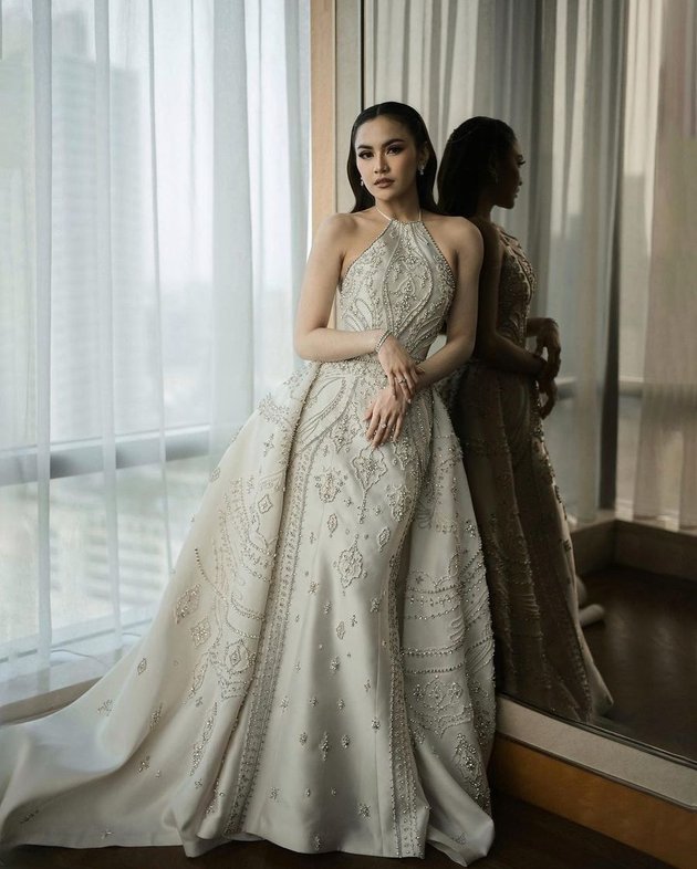 8 Portraits of Mahalini's Expensive Appearance at the Wedding Reception, Still Beautiful Without a Crown - Hian Tjen's Halterneck Dress Flooded with Praise