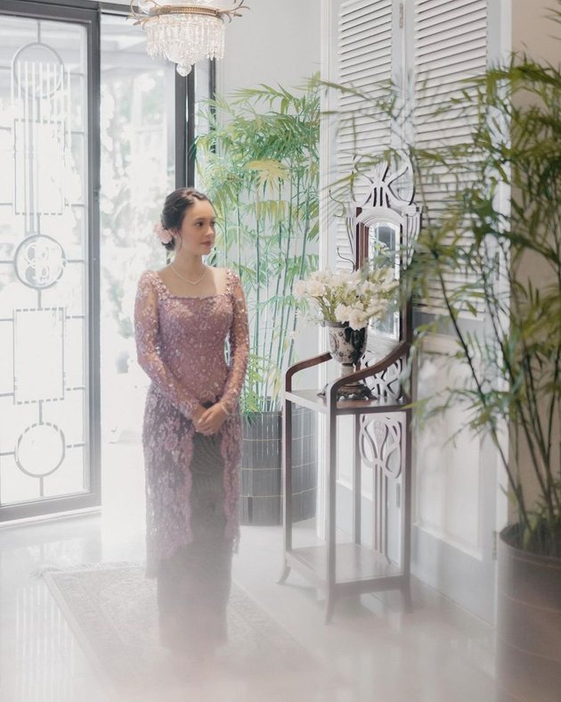8 Portraits of Anggika Bolsterli's Engagement Details in the Sinetron Star 'DI ANTARA DUA CINTA', Beautiful in Purple Kebaya - Netizens' Prayers Abound