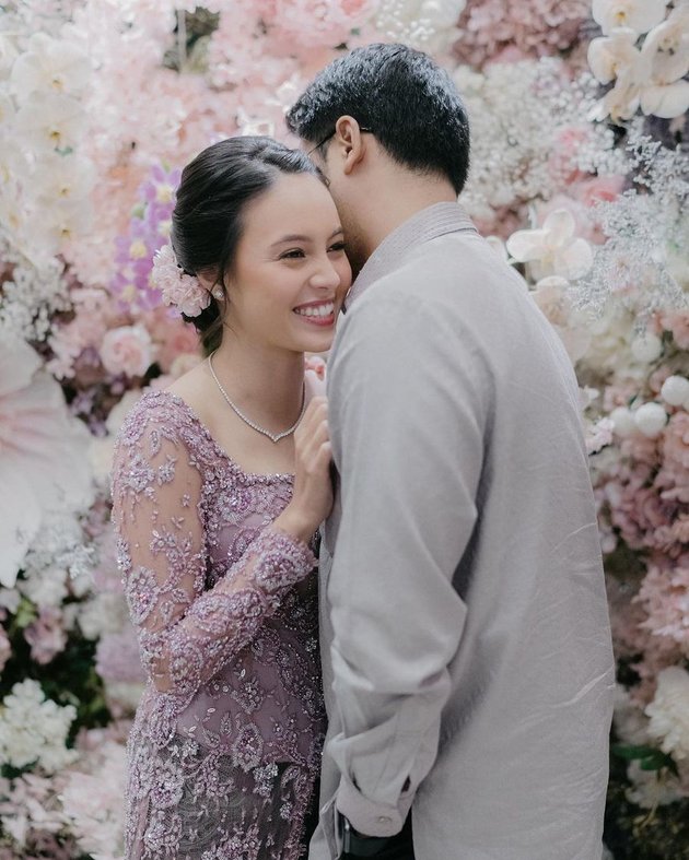 8 Portraits of Anggika Bolsterli's Engagement Details in the Sinetron Star 'DI ANTARA DUA CINTA', Beautiful in Purple Kebaya - Netizens' Prayers Abound