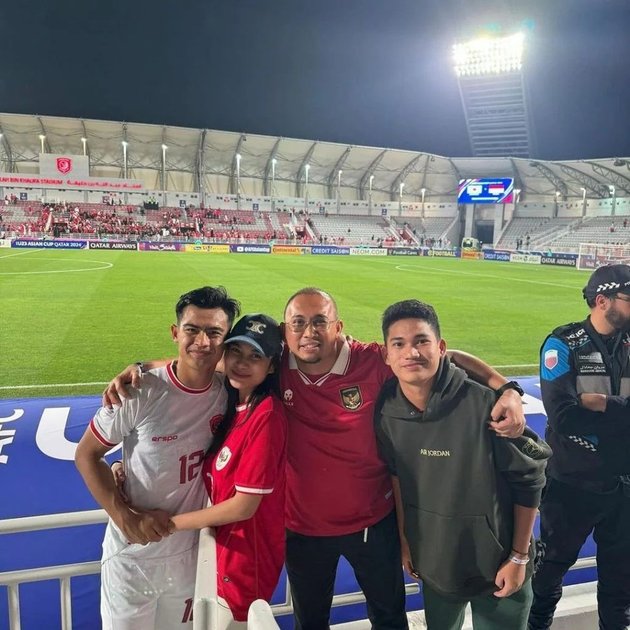 8 Photos of the Moment Azizah Salsha Embraces Pratama Arhan After Her Husband Becomes the Decider of U-23 National Team's Victory in Penalty Shootout