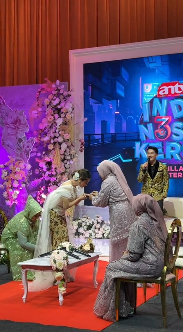 8 Moments of Dewi Perssik Being Proposed by Her Pilot Boyfriend, Her Family's Dress Becomes the Highlight