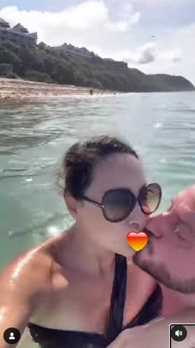 8 Photos of the Moment Dewi Rezer is Proposed to by her Foreign Boyfriend at the Age of 42, Will Soon Shed her Widow Status - A New Beginning After 5 Years Together