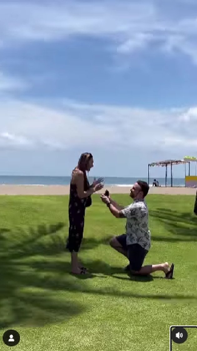 8 Photos of the Moment Dewi Rezer is Proposed to by her Foreign Boyfriend at the Age of 42, Will Soon Shed her Widow Status - A New Beginning After 5 Years Together