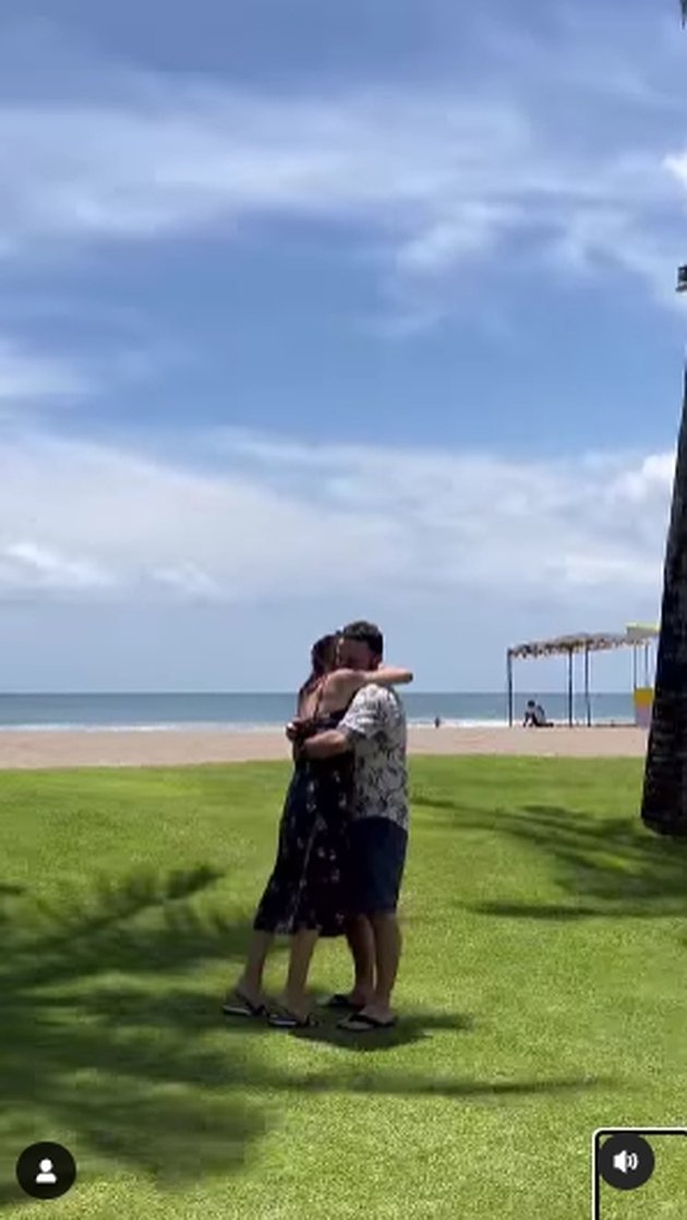 8 Photos of the Moment Dewi Rezer is Proposed to by her Foreign Boyfriend at the Age of 42, Will Soon Shed her Widow Status - A New Beginning After 5 Years Together