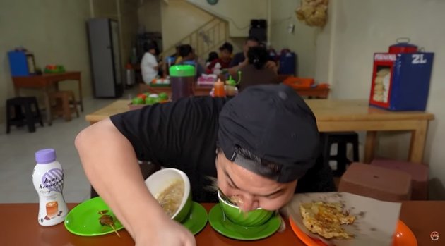 8 Photos of the Moment when Nex Carlos's Chair Broke During Food Review, Face Dives into Soto Bowl