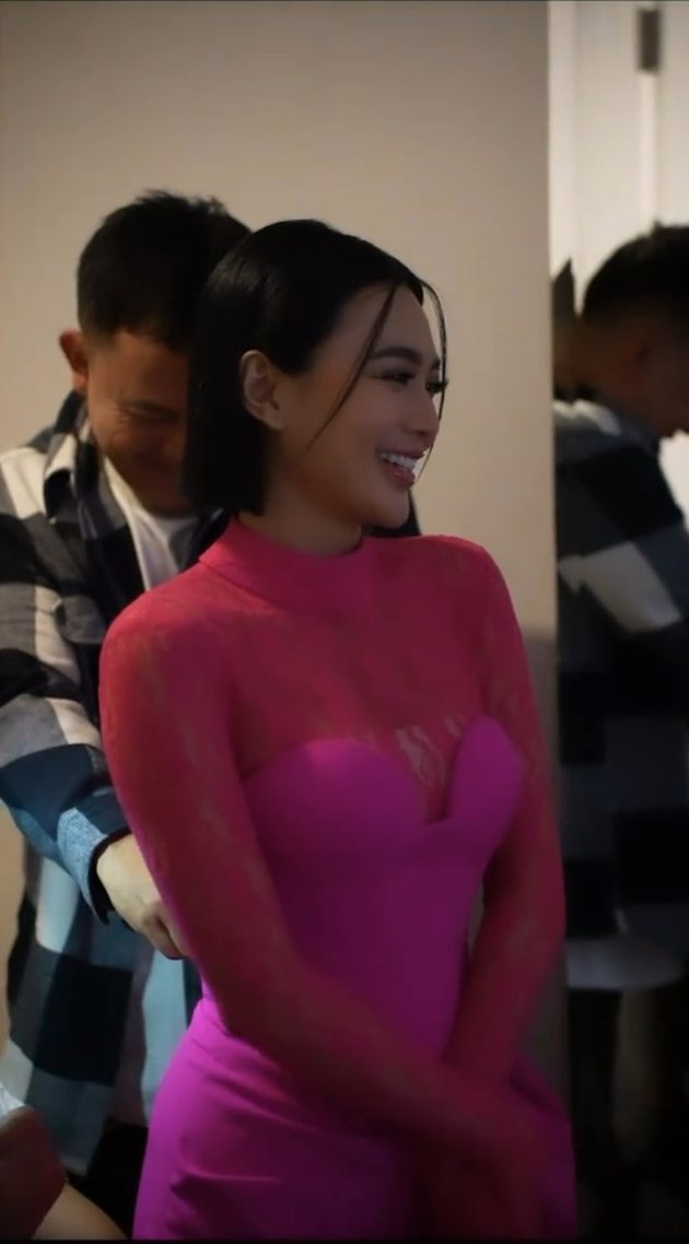 8 Moments of Wika Salim's Broken Zipper, Even Though She Was Already Beautifully Dressed in Pink
