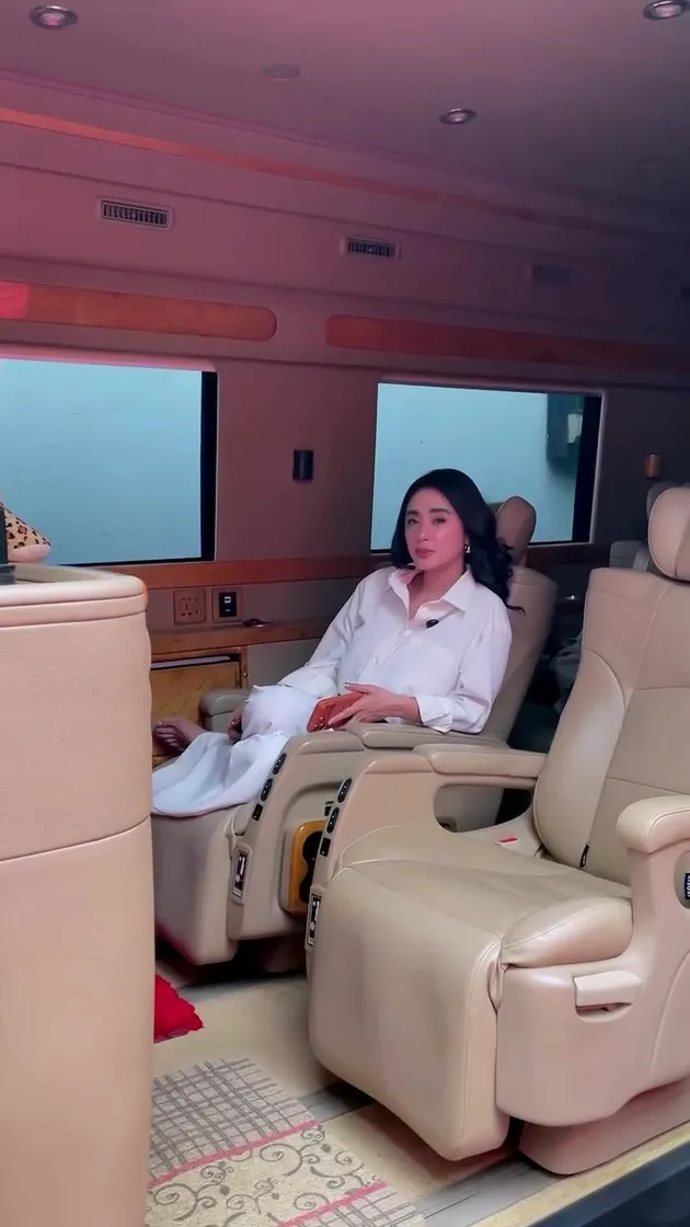 Potret Dewi Perssik bersiap berangkat buka puasa 