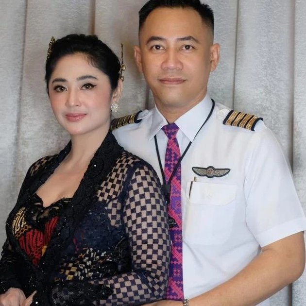 8 Portraits of Dewi Perssik and Her Pilot Boyfriend Rarely Showcasing Affection, Have They Considered Getting Married Soon?