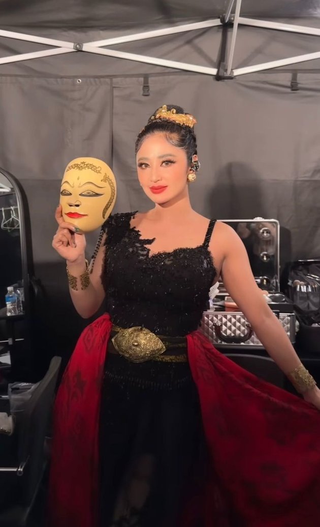 8 Portraits of Dewi Perssik who Successfully Held a Concert in Singapore, Attended by Many Spectators Making Chills - Dancing with Masks on Stage
