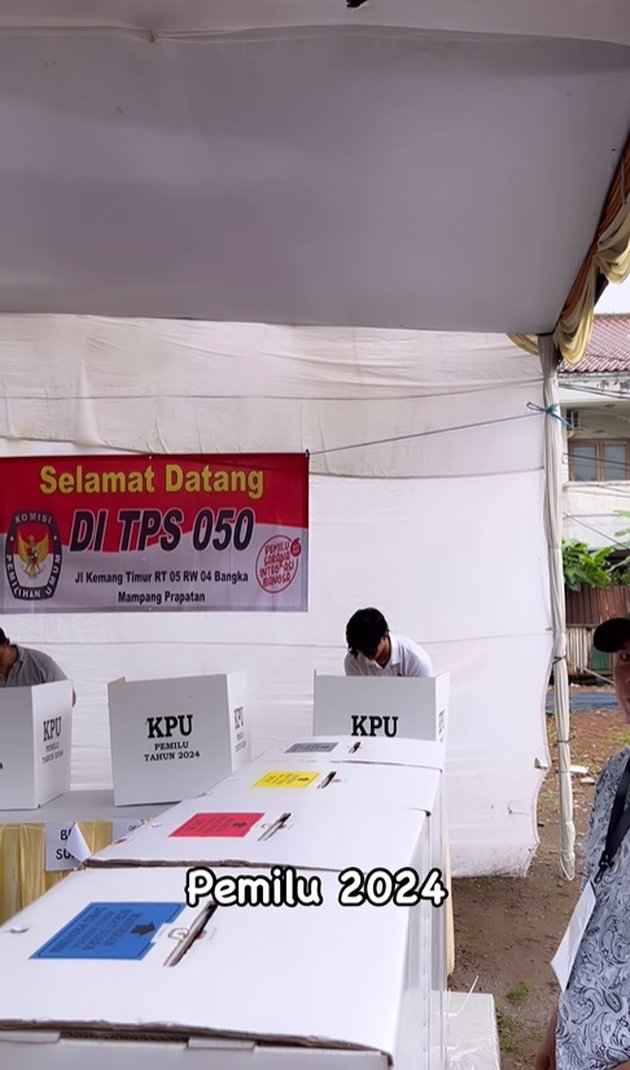 8 Portraits of Diah Permatasari Voting for the First Time with Her Handsome Son, Marco's Visuals Captivate