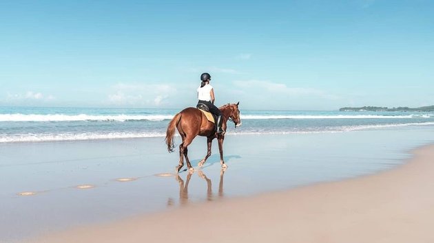 8 Portraits of Dian Sastro Horseback Riding, Her Style is Super Cool and Awesome When Taking Photos on the Beach
