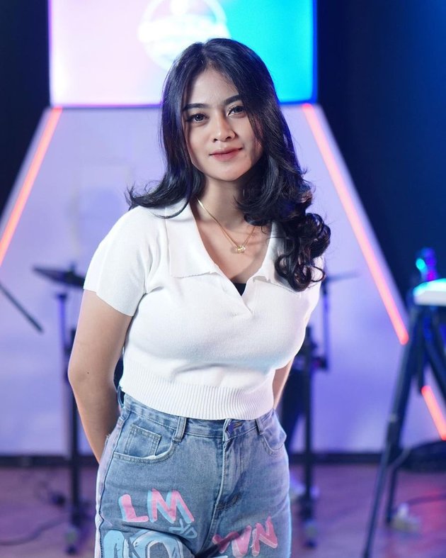 8 Portraits of Diandra Ayu, Beautiful Dangdut Singer from the Wind City with Unique Voice
