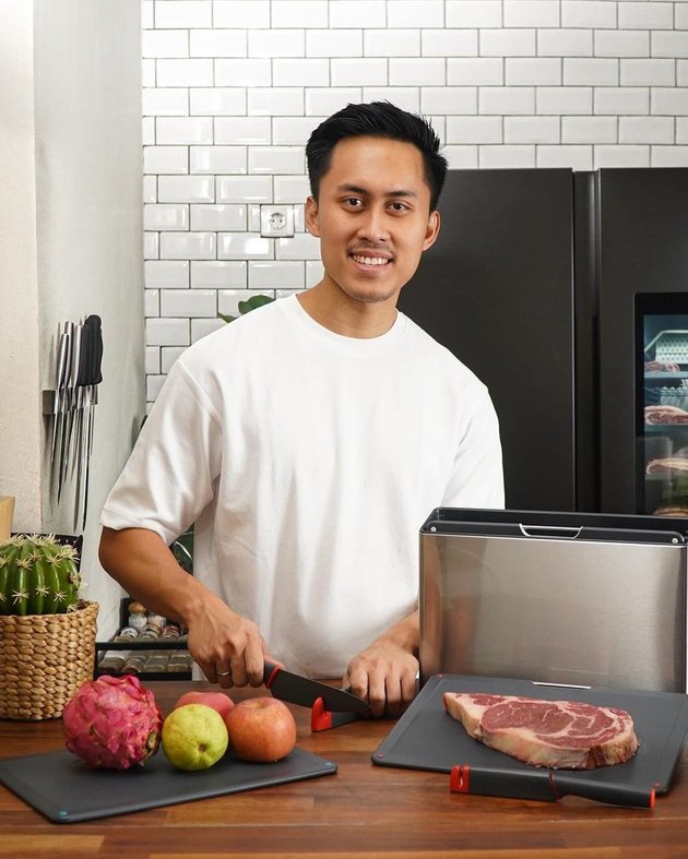 8 Portraits of Dimas Ramadhan Pangestu, The TikTok Celebrity Dims The Meat Guy, Sharing Education About Meat - Having a Restaurant