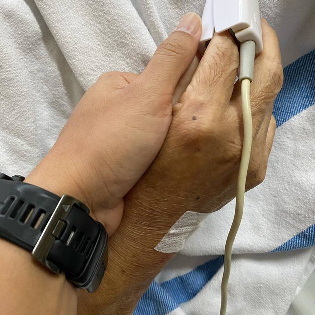 Sehari sebelumnya, Dimas Seto masih sempat mengunggah foto sang ayah yang sedang dirawat di rumah sakit. Ia pun meminta doa demi kesembuhan ayahnya.