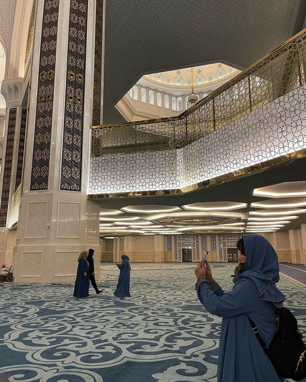 8 Portraits of Dita Anggraeni, Former Member of Maia Duo, Wearing a Hijab in Kazakhstan, Grateful to Enter the Mosque Despite Being a Christian