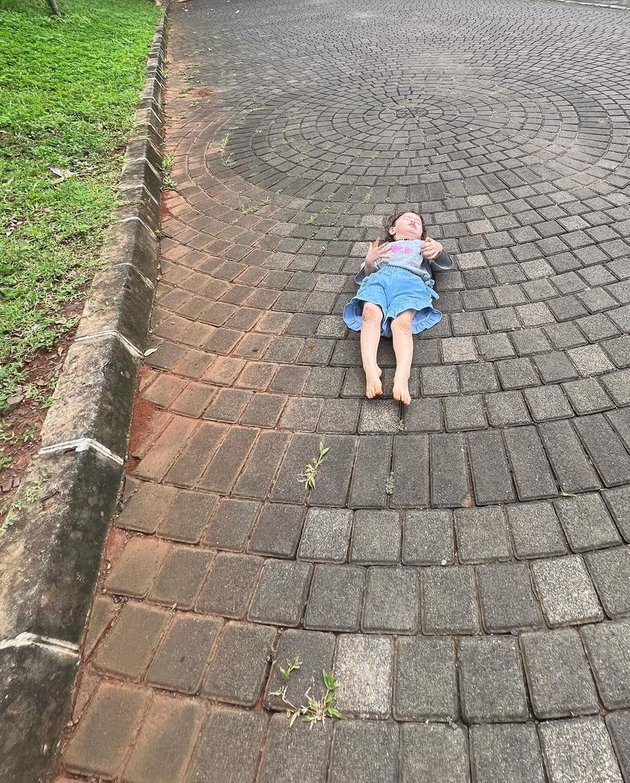 8 Portraits of Djiwa Putri Nadine Chandrawinata Enjoying Sleeping in the Middle of the Road, Lying on the Ground is Not a Problem - Merging with Nature Together with Her Sibling