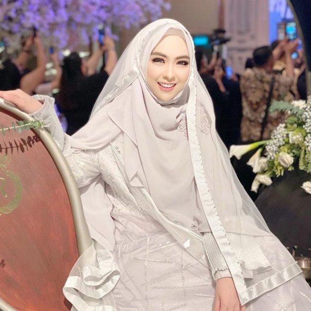 8 Portraits of Doctor Shindy at Ria Ricis' Wedding That Became the Center of Attention, Beautiful Like a Teenager - Competing with the Beauty of the Bride