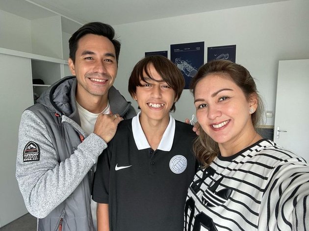 8 Photos of Donna Agnesia and Darius Taking Their Son to France to Visit PSG Football Team Headquarters