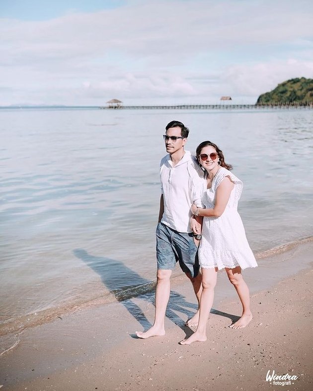 8 Portraits of Donna Agnesia and Darius Sinathrya's Second Honeymoon on Komodo Island, as Intimate as Newlyweds