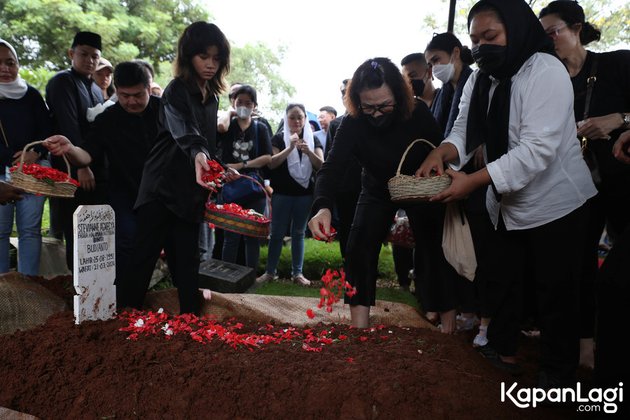 8 Photos of Drucilia Kalea Putri Stevi Agnecya and Samuel Rizal at their Mother's Funeral, Seen Strongly Supporting Their Younger Siblings