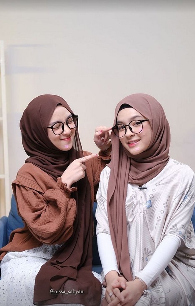8 Portraits of Eca Aura Meeting Nissa Sabyan, Truly Look Alike When Both Wearing Hijab - Like Twins