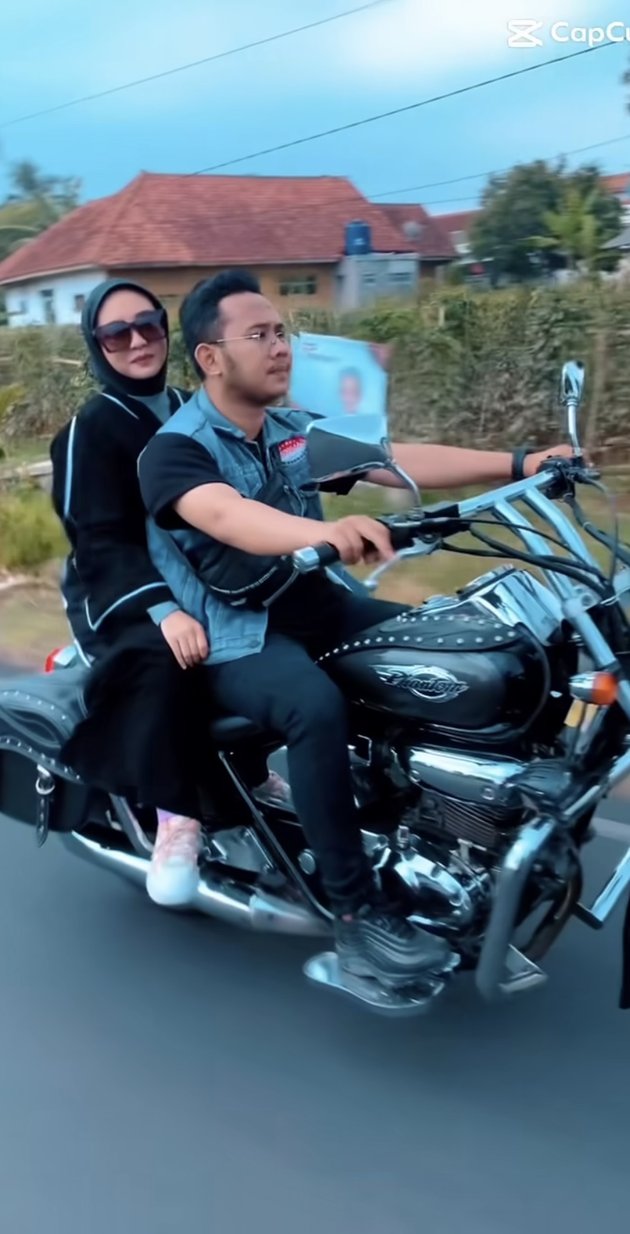 Like Teenage Couples, 8 Photos of Ega and Rafly Riding Big Motorcycles - Even Though They Already Have Two Children