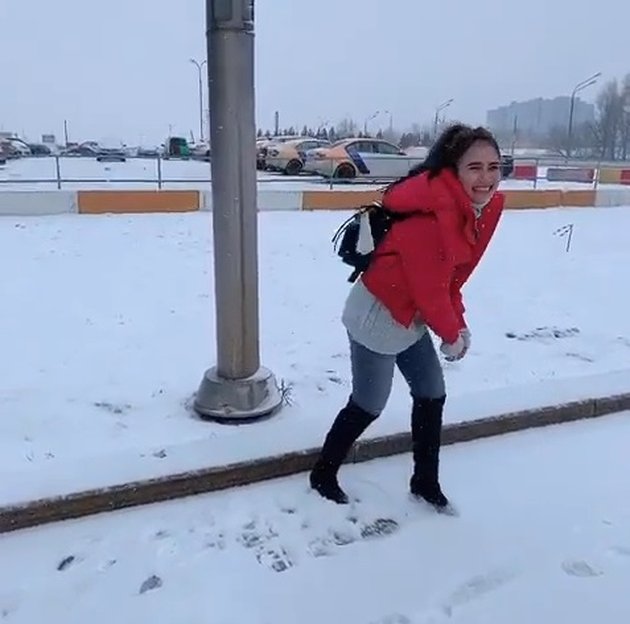 8 Potret Ekspresi Bahagia Ayu Ting Ting Meeting Snow in Moscow, So Funny