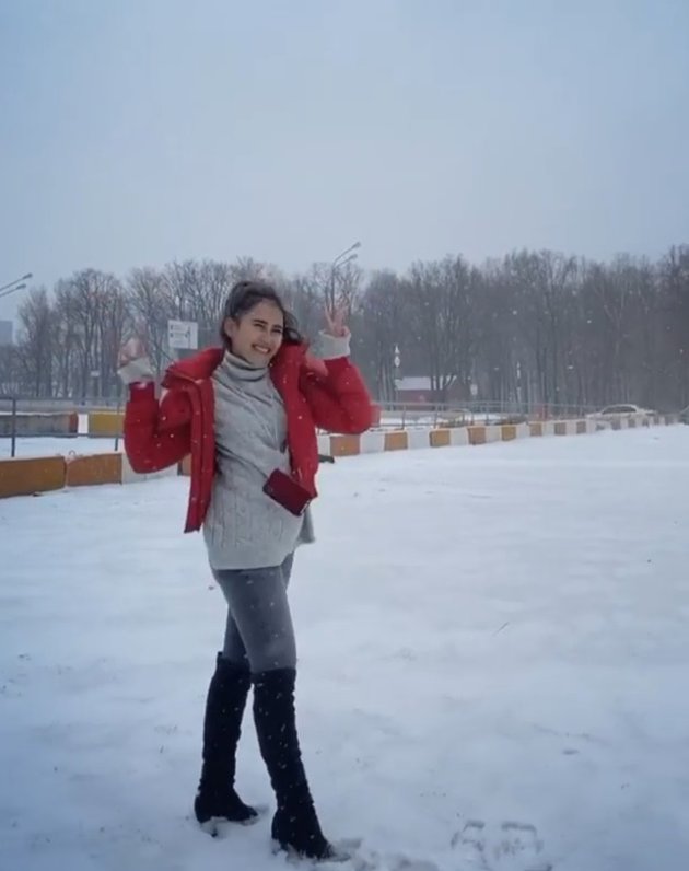 8 Potret Ekspresi Bahagia Ayu Ting Ting Meeting Snow in Moscow, So Funny