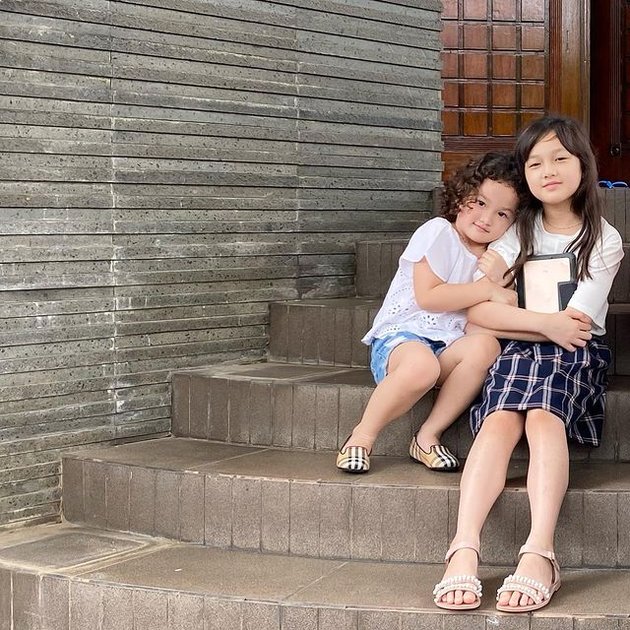 8 Photos of Elea, Ussy - Andhika Pratama's Daughter Playing and Taking Care of Her Siblings