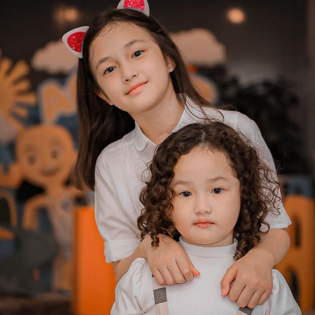 8 Photos of Elea, Ussy - Andhika Pratama's Daughter Playing and Taking Care of Her Siblings