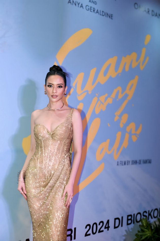 8 Portraits of Elvira Devinamira Attending the Gala Premiere of the Film 'SUAMI YANG LAIN', Looking Beautiful in Shimmering Dress - Praised by Netizens