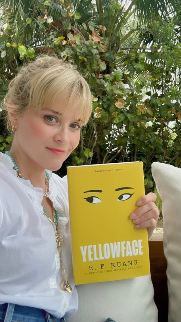 8 Portraits of Emma Watson to Reese Witherspoon Who Loves Reading Books - Often Shares Reading Recommendations