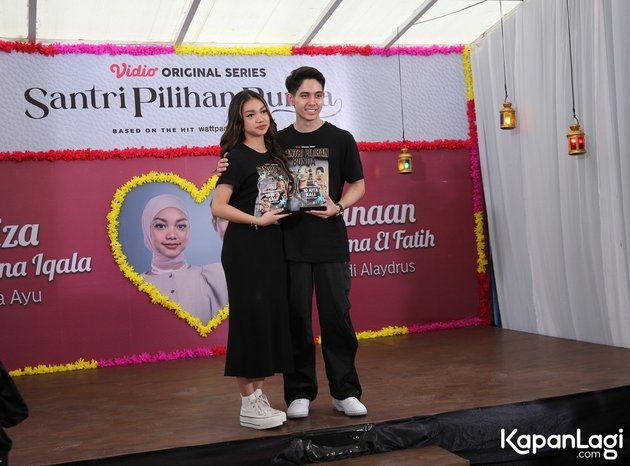 8 Portraits of Fadi Alaydrus Getting a Birthday Surprise During Meet and Greet, Naura Ayu Gives Special Gift