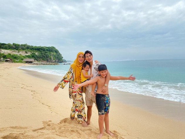 8 Photos of Fairuz A Rafiq and Sonny Septian's Vacation in Bali, Celebrating Birthday - Romantic Dinner for Two