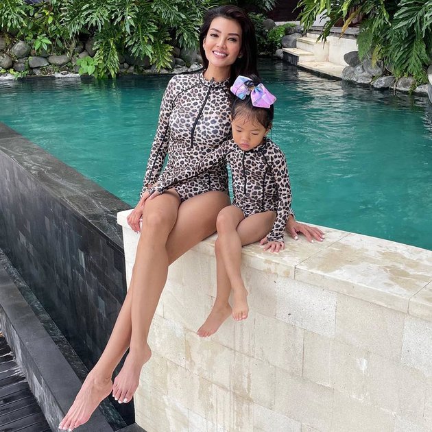 8 Photos of Farah Quinn and Her Daughter Wearing Matching Outfits, Equally Beautiful and Stylish!