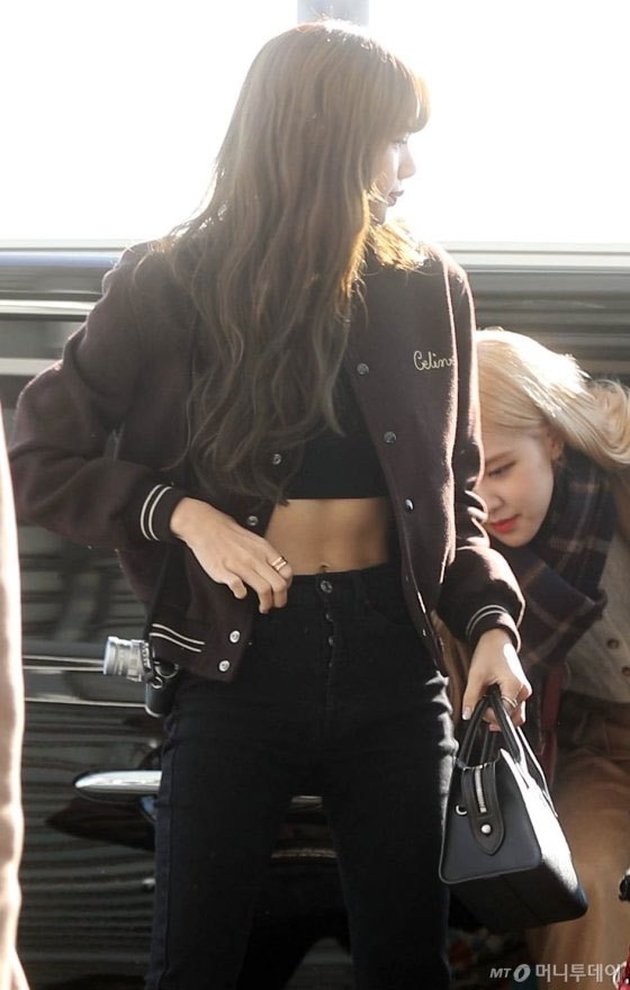 8 Portraits of Lisa BLACKPINK's Airport Fashion Departing to Indonesia, Wearing Crop Top Worries Fans!