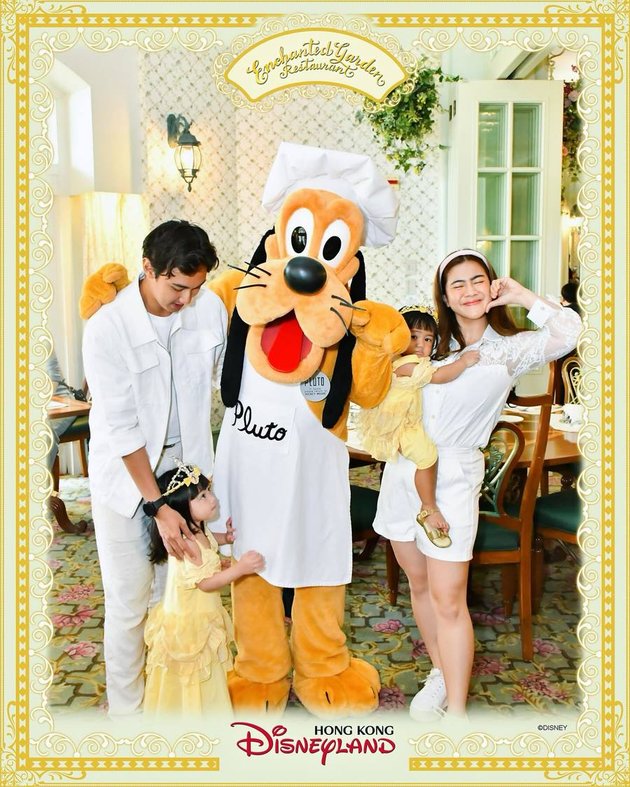 8 Photos of Felicya Angelista & Caesar Hito Vacation in Hongkong, Inviting Children to Disneyland
